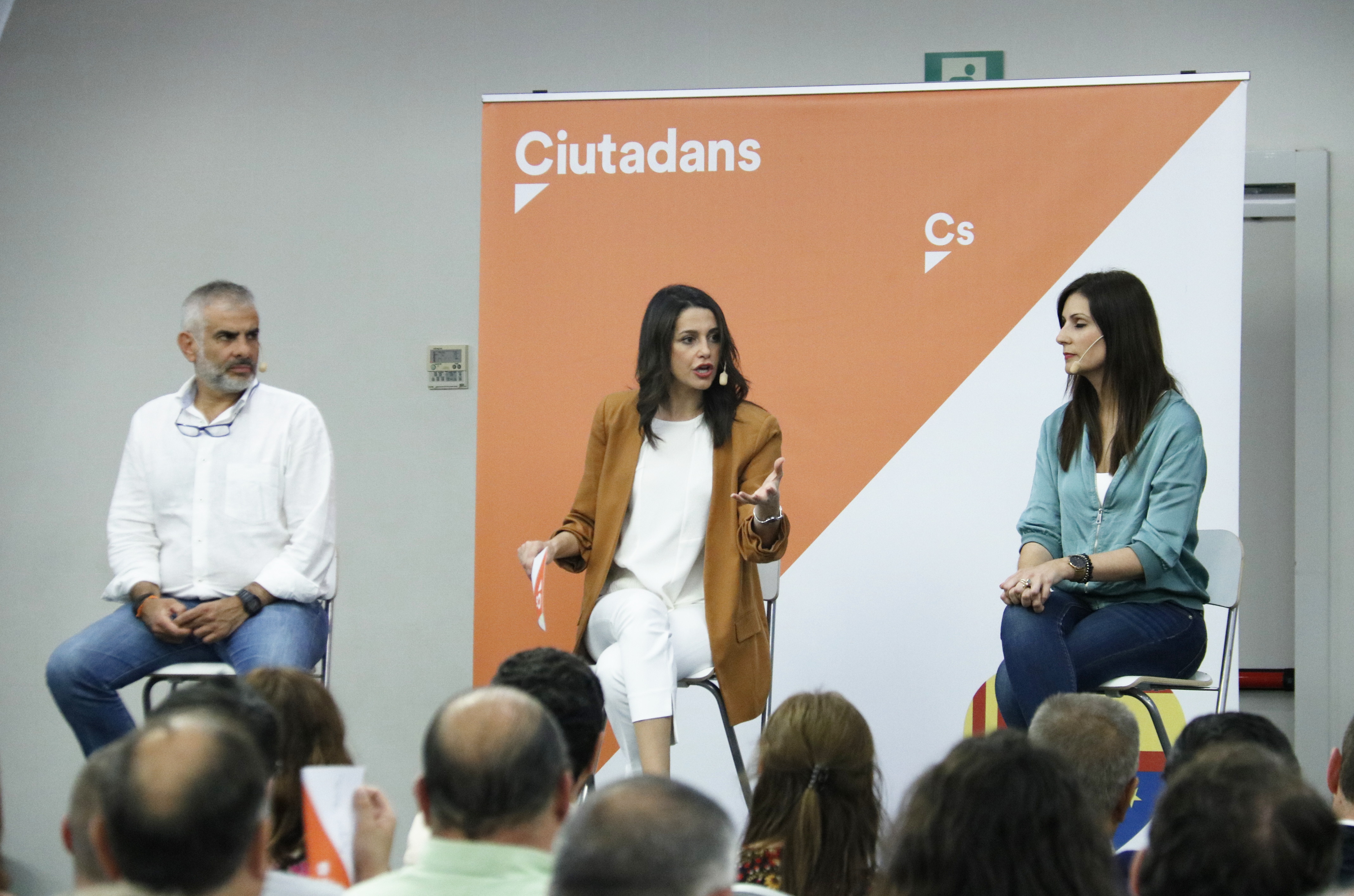 C's Inés Arrimadas (center) speaking to the press on July 4, 2019 (Gerard Artigas/ACN)